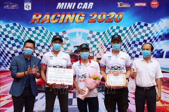 Trong ảnh: Ban tổ chức trao giải truyền thông “Cuộc đua xe ô tô mô hình tự chế - Mini Car Racing lần 5 - năm 2020” cho đội Army CKC – 03, trường Cao đẳng Kỹ thuật Cao Thắng. Ảnh: Thanh Vũ – TTXVN 