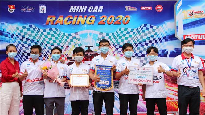 Trong ảnh: Đội Redbull CĐT - 34, trường Cao đẳng Kỹ thuật Cao Thắng giành giải nhì “Cuộc đua xe ô tô mô hình tự chế - Mini Car Racing lần 5 - năm 2020”. Ảnh: Thanh Vũ – TTXVN 