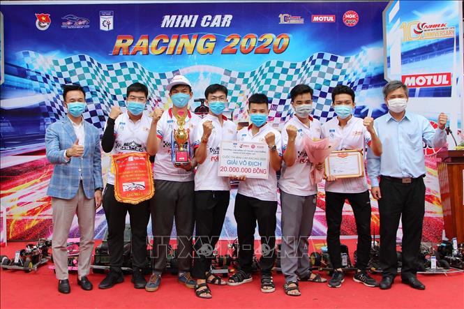 Trong ảnh: Ban tổ chức trao giải nhất “Cuộc đua xe ô tô mô hình tự chế - Mini Car Racing lần 5 - năm 2020” cho đội Fast and Furious 07,  trường Cao đẳng Kỹ thuật Cao Thắng. Ảnh: Thanh Vũ – TTXVN 