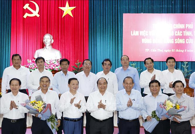 Photo: PM Nguyen Xuan Phuc and members of the Mekong Delta Coordinating Council. VNA Photo: Thống Nhất