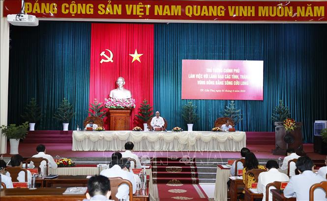 Photo: PM Nguyen Xuan Phuc speaks at the working session. VNA Photo: Thống Nhất