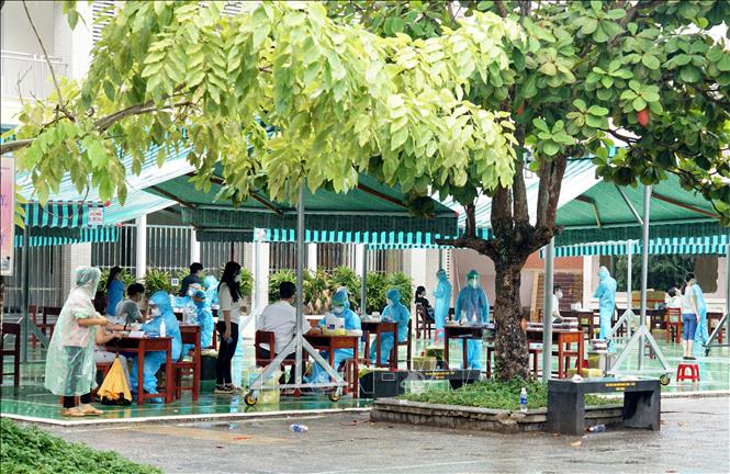 Trong ảnh: Thời tiết mưa phùn tại Đà Nẵng trong 2 ngày qua khiến cho các điểm xét nghiệm cộng đồng thêm khó khăn. Ảnh: TTXVN phát