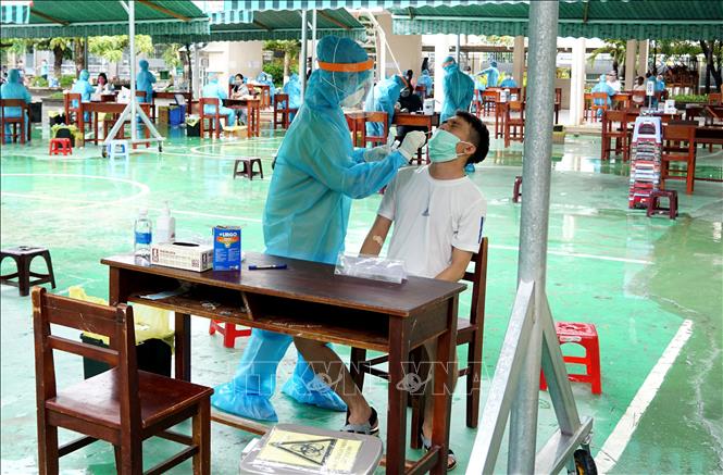 Trong ảnh: Lấy mẫu sinh phẩm cho người dân vùng có nguy cơ cao tại Đà Nẵng để xét nghiệm SARS-CoV-2. Ảnh: TTXVN phát