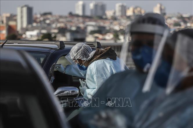 Trong ảnh: Nhân viên y tế lấy mẫu dịch xét nghiệm COVID-19 cho người dân tại Sao Paulo, Brazil, ngày 31/7/2020. Ảnh: THX/ TTXVN