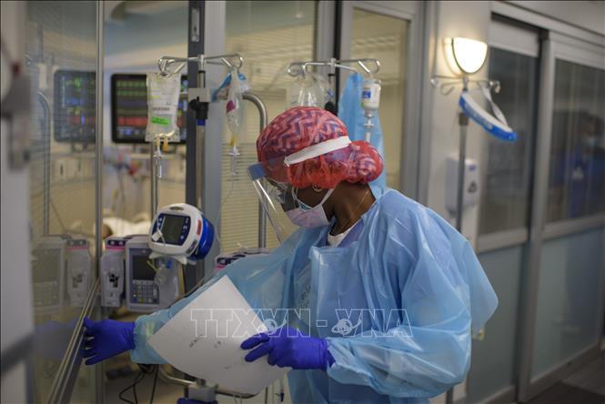 Trong ảnh: Nhân viên y tế làm việc tại khu vực điều trị bệnh nhân COVID-19 tại Trung tâm y tế OakBend ở Richmond, Texas, Mỹ ngày 15/7/2020. Ảnh: AFP/ TTXVN