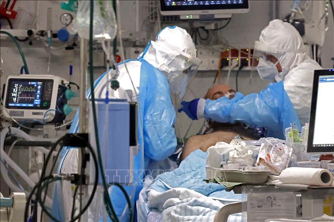 Trong ảnh: Nhân viên y tế điều trị cho bệnh nhân COVID-19 tại bệnh viện ở Ramat Gan, Israel ngày 29/7/2020. Ảnh: AFP/ TTXVN