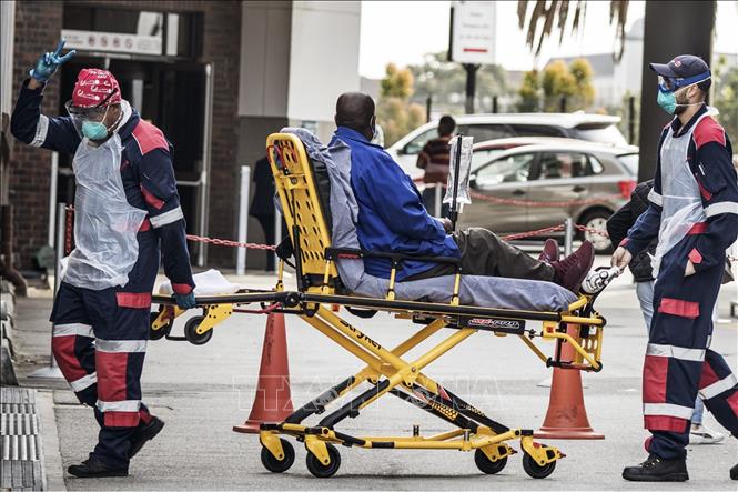 Trong ảnh: Chuyển bệnh nhân COVID-19 tới bệnh viện tại Port Elizabeth, Nam Phi, ngày 10/7/2020. Ảnh: AFP/ TTXVN