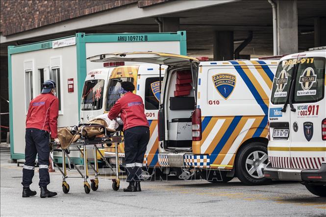 Trong ảnh: Chuyển bệnh nhân COVID-19 tới bệnh viện tại Port Elizabeth, Nam Phi, ngày 10/7/2020. Ảnh: AFP/ TTXVN
