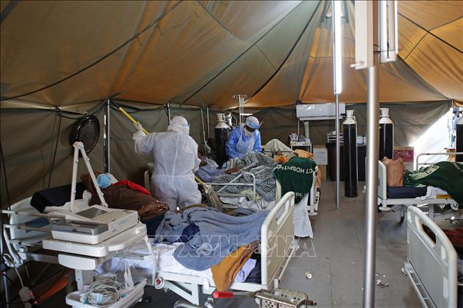 Trong ảnh: Bệnh nhân COVID-19 được điều trị tại bệnh viện ở Pretoria, Nam Phi, ngày 10/7/2020. Ảnh: AFP/ TTXVN