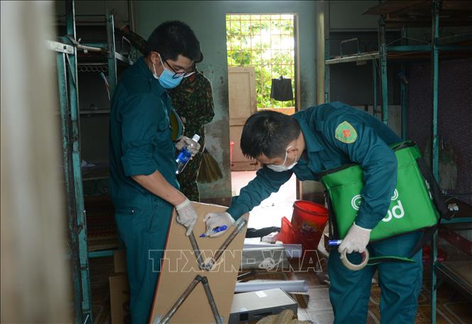 Trong ảnh: Lực lượng dân quân tự vệ đến hỗ trợ công tác di chuyển vật dụng tại ký túc xá. Ảnh: Văn Dũng -TTXVN