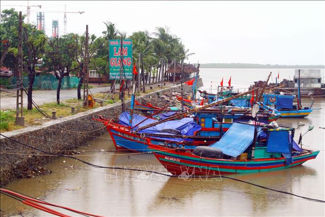 Trong ảnh: Tàu thuyền tránh trú bão tại khu vực Cửa Hội, thị xã Cửa Lò (Nghệ An). Ảnh: Tá Chuyên - TTXVN