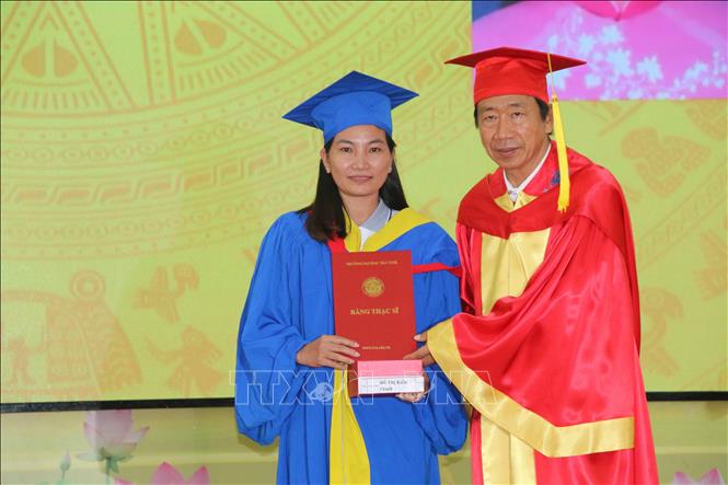 Phó Giáo sư, Tiến sĩ Phạm Tiết Khánh, Hiệu trưởng Trường Đại học Trà Vinh trao Bằng Thạc sĩ tại lễ bế giảng các lớp cao học ngày 2/8/2020. Ảnh: Thanh Hòa- TTXVN