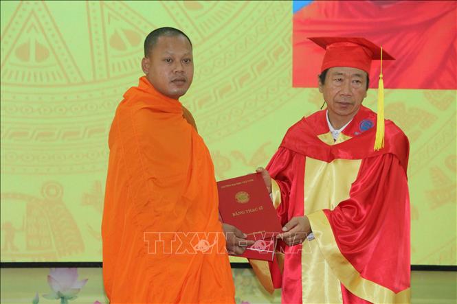 Phó Giáo sư, Tiến sĩ Phạm Tiết Khánh, Hiệu trưởng Trường Đại học Trà Vinh trao Bằng Thạc sĩ tại lễ bế giảng các lớp cao học ngày 2/8/2020. Ảnh: Thanh Hòa- TTXVN