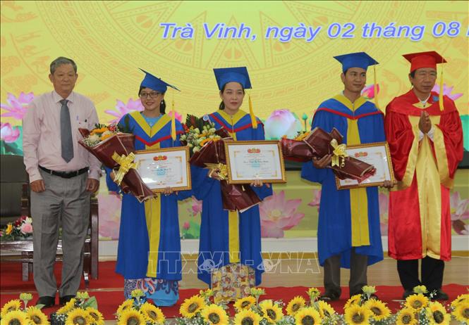 Các tân thạc sĩ tốt nghiệp xuất sắc được nhận Giấy khen của nhà trường tại lễ bế giảng các lớp cao học ngày 2/8/2020. Ảnh: Thanh Hòa- TTXVN