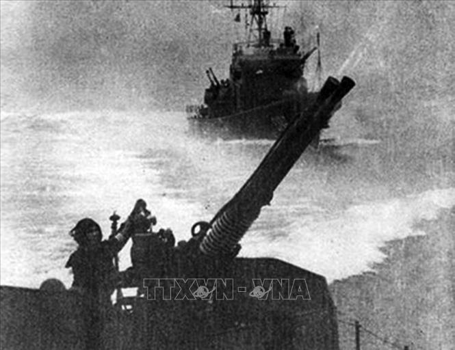 Trong ảnh: Tàu hải quân chiến đấu bắn máy bay Mỹ tại Lạch Trường (Thanh Hóa) ngày 5/8/1964. Ảnh: Tư liệu/TTXVN phát