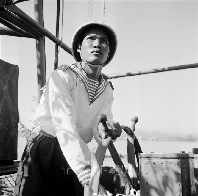Trong ảnh: Chiến sỹ lái hạm thuyền Đỗ Xuân Công trong trận chiến đấu ngày 5/8/1964 tại cảng Gianh, tỉnh Quảng Bình. Ảnh: Đoàn Tý - TTXVN
