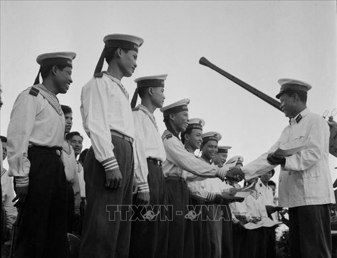 Trong ảnh: Những chiến sỹ hải quân tham gia trận đánh đuổi tàu khu trục Maddox ngày 2/8/1964 được tặng Bằng khen của Quân chủng Hải quân. Ảnh: Đoàn Tý - TTXVN