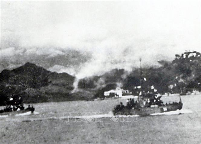 Trong ảnh: Tàu Hải quân nhân dân Việt Nam nổ súng bắn trả máy bay Mỹ ở Cửa Lục, Quảng Ninh, ngày 5/8/1964. Ảnh: Tư liệu BTLSQG/TTXVN phát