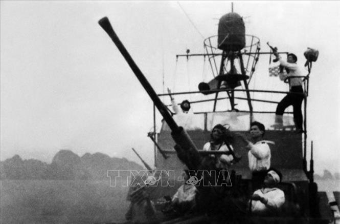 Trong ảnh: Tàu Hải quân đánh trả máy bay Mỹ tại Hòn Gai, Quảng Ninh trong trận ngày 5/8/1964. Ảnh: Tư liệu BTHQ/TTXVN phát