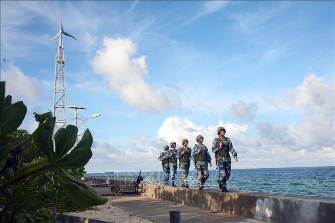 Trong ảnh: Chiến sỹ đảo Trường Sa thường xuyên nâng cao cảnh giác, ngày đêm tuần tra bảo vệ chủ quyền biển, đảo thiêng liêng của Tổ quốc. Ảnh: Hoàng Hải-TTXVN