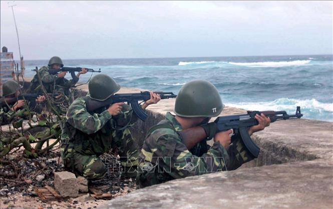 Trong ảnh: Chiến sĩ đảo An Bang (quần đảo Trường Sa) thường xuyên nâng cao cảnh giác, luyện tập sẵn sàng chiến đấu, sẵn sàng bảo vệ vững chắc chủ quyền biển, đảo Tổ quốc. Ảnh: Hoàng Hùng - TTXVN