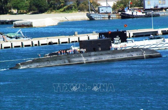 Trong ảnh: Toàn bộ 6 chiếc tàu ngầm hiện đại lớp Kilo 636 được đưa vào đội hình chiến đấu của Lữ đoàn Tàu ngầm 189, sẵn sàng tham gia các phương án tác chiến cao nhất; kịp thời đáp ứng nhiệm vụ bảo vệ chủ quyền biển, đảo Tổ quốc trong bất cứ hoàn cảnh nào. Ảnh: Tiên Minh - TTXVN