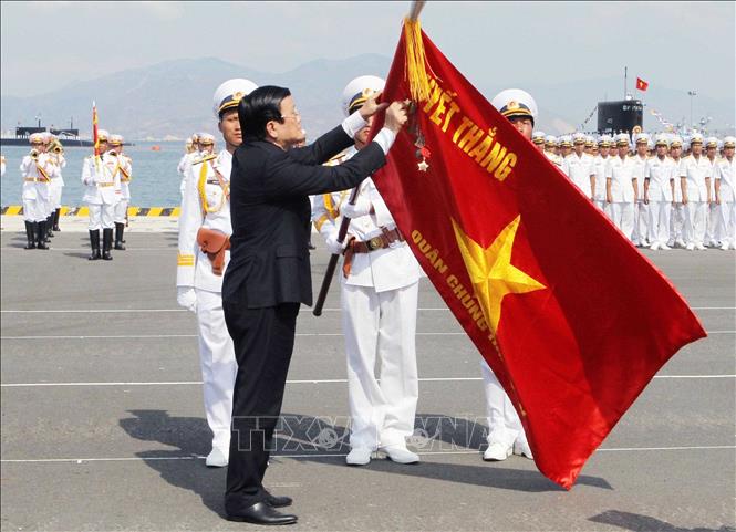 Trong ảnh: Chủ tịch nước Trương Tấn Sang trao tặng Danh hiệu Anh hùng Lực lượng vũ trang nhân dân thời kỳ đổi mới cho lực lượng Hải quân nhân dân Việt Nam, sáng 2/5/2015, tại Cam Ranh (Khánh Hòa). Ảnh: Nguyễn Khang - TTXVN