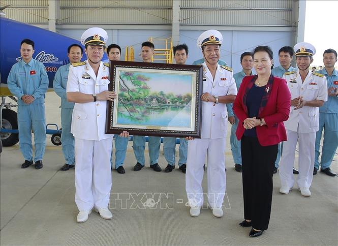 Trong ảnh: Chủ tịch Quốc hội Nguyễn Thị Kim Ngân thăm Lữ đoàn Không quân hải quân 954, ngày 17/12/2017. Ảnh: TTXVN 