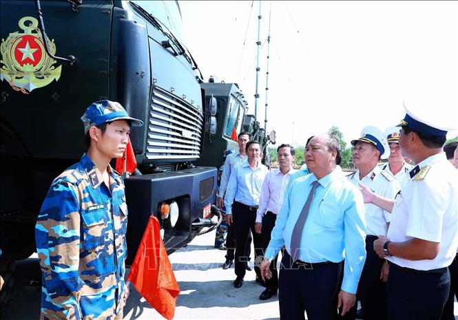Trong ảnh: Thủ tướng Nguyễn Xuân Phúc kiểm tra công tác huấn luyện, sẵn sàng chiến đấu tại Lữ đoàn Tên lửa bờ 681, Vùng 2 Hải quân, ngày 19/4/2017. Ảnh: Thống Nhất – TTXVN