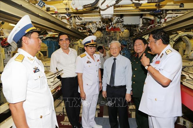 Trong ảnh: Tổng Bí thư Nguyễn Phú Trọng thị sát bên trong tàu ngầm Hải Phòng (Lữ đoàn Tàu ngầm 189), trong chuyến thăm, làm việc với các đơn vị Vùng 4 Hải quân, ngày 5/5/2016. Ảnh: Trí Dũng - TTXVN