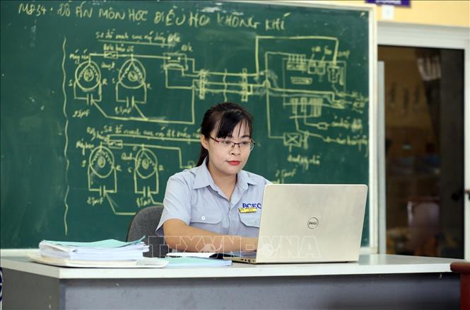 Trong ảnh: Giảng viên Nguyễn Thị Thơm chuẩn bị bài giảng MĐ 35 về Thiết kế hệ thống lạnh dân dụng và thương nghiệp. Ảnh: Anh Tuấn – TTXVN