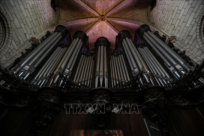 Trong ảnh: Chiến đàn organ ống tại Nhà thờ Đức Bà (Notre-Dame) ngày 28/6/2018. Ảnh: AFP/TTXVN