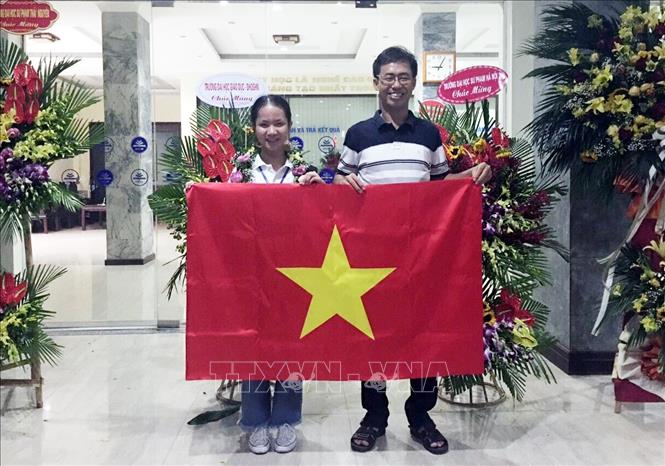 Trong ảnh: Thầy cô, gia đình chúc mừng Minh Trang sau khi giành Huy chương Vàng Olympic Hóa học quốc tế (IChO) lần thứ 52, năm 2020. Ảnh: TTXVN phát