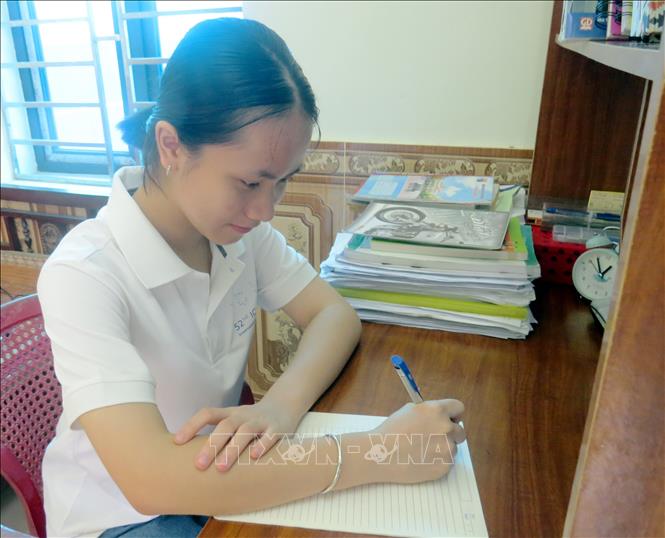 Trong ảnh: Học sinh Đàm Thị Minh Trang, lớp 12 chuyên Hóa, Trường Trung học phổ thông Chuyên Lê Hồng Phong, Nam Định. Ảnh: Nguyễn Lành - TTXVN