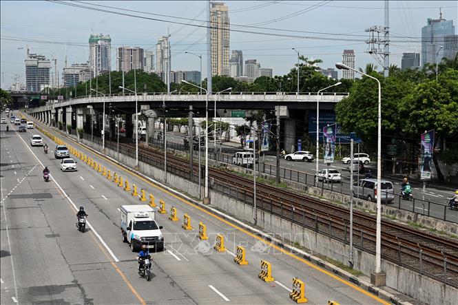 Trong ảnh: Cảnh vắng vẻ trên đường phố tại Manila, Philippines ngày 4/8/2020 sau khi lệnh phong tỏa mới do COVID-19 được áp dụng. Ảnh: AFP/ TTXVN