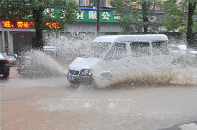 Trong ảnh: Cảnh ngập lụt sau mưa lớn do ảnh hưởng của bão Hagupit tại tỉnh Chiết Giang, miền đông Trung Quốc, ngày 4/8/2020. Ảnh: THX/ TTXVN