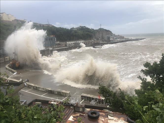 Trong ảnh: Sóng lớn xô vào bờ do ảnh hưởng của bão Hagupit tại tỉnh Chiết Giang, miền đông Trung Quốc, ngày 4/8/2020. Ảnh: THX/ TTXVN