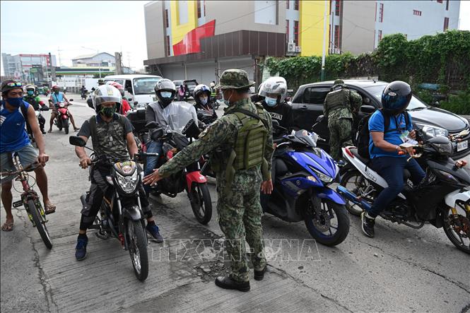 Trong ảnh: Cảnh sát kiểm tra các phương tiện tại Manila, Philippines ngày 4/8/2020 sau khi lệnh phong tỏa mới do COVID-19 được áp dụng. Ảnh: AFP/ TTXVN