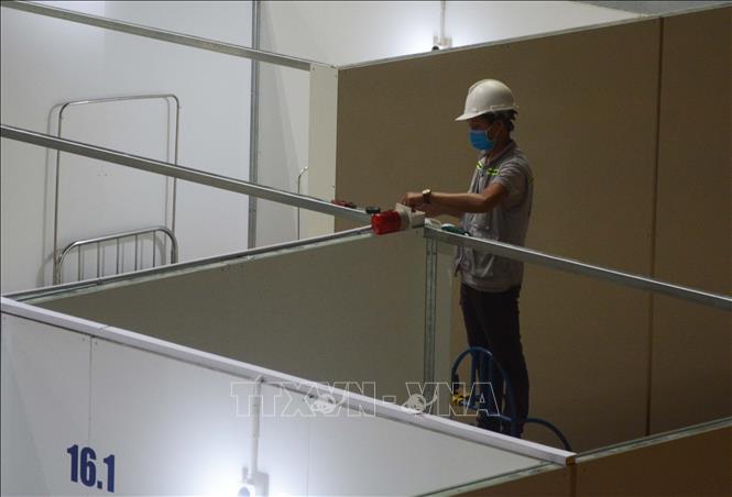 Trong ảnh: Công nhân đang khẩn trương hoàn thiện lắp đặt hệ thống đèn báo hiệu tại Bệnh viện dã chiến Cung Thể thao Tiên Sơn . Ảnh: Văn Dũng - TTXVN