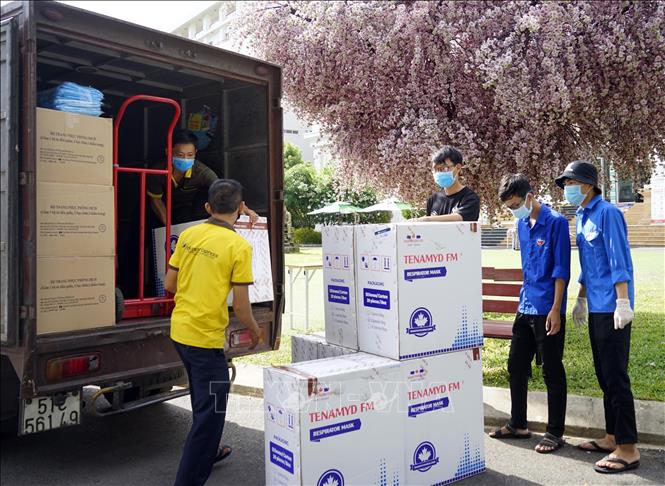 Trong ảnh: Đoàn thanh niên trường Đại học Đông Á chuyển các thùng khẩu trang N95 đi tặng các cơ sở y tế tại Đà Nẵng. Ảnh: TTXVN phát 