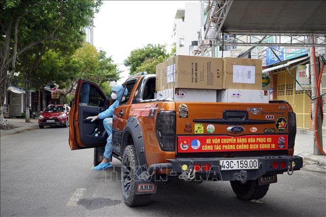 Trong ảnh: Đoàn thanh niên trường Đại học Đông Á chuyển các thùng khẩu trang N95 đi tặng các cơ sở y tế tại Đà Nẵng. Ảnh: TTXVN phát 
