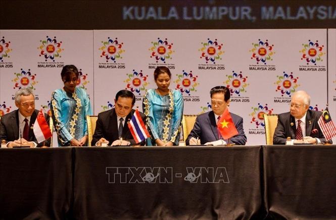 Việt Nam đã cùng xây dựng và thực thi các mục tiêu, chỉ tiêu để thành lập Cộng đồng ASEAN. Cho đến nay Việt Nam có thể nói là một trong những nước đi đầu trong việc thực hiện các mục tiêu xây dựng Cộng đồng ASEAN 2025. Trong ảnh: Thủ tướng Nguyễn Tấn Dũng cùng các nhà lãnh đạo ASEAN ký Tuyên bố Kuala Lumpur 2015 về việc thành lập Cộng đồng ASEAN 2015, tầm nhìn 2025 (ngày 22/11/2015). Ảnh: Tư liệu TTXVN