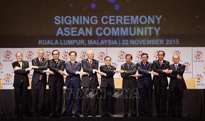 Hiện nay, Việt Nam cũng là thành viên tích cực tham gia xây dựng Tầm nhìn Cộng đồng ASEAN 2025, với mục tiêu làm cho liên kết ASEAN sâu rộng hơn, hoạt động trên cơ sở pháp luật và lấy người dân làm trung tâm. Trong ảnh: Thủ tướng Nguyễn Tấn Dũng (thứ tư, từ trái sang) cùng các nhà lãnh đạo ASEAN tại Lễ ký Tuyên bố Kuala Lumpur 2015 về việc thành lập Cộng đồng ASEAN 2015, Tầm nhìn 2015, ngày 22/11/2015, tại Kuala Lumpur (Malaysia). Ảnh: Tư liệu TTXVN