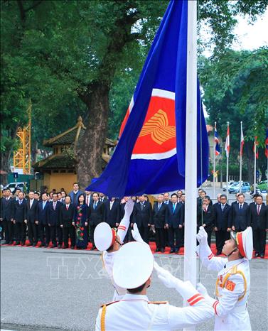 Trong ảnh: Lễ thượng cờ ASEAN nhân ngày thành lập Cộng đồng ASEAN, sáng ngày 31/12/2015, tại Hà Nội. Ảnh: Thống Nhất-TTXVN