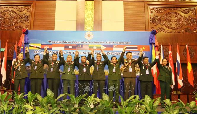 Trong ảnh: Đại tướng, Tổng Tham mưu trưởng QĐND Việt Nam Đỗ Bá Tỵ (ngoài cùng bên phải) và các Trưởng đoàn chụp ảnh chung tại phiên khai mạc Hội nghị không chính thức Tư lệnh Lực lượng quốc phòng ASEAN lần thứ 13 (ACDFIM-13), sáng 14/3/2016, tại thủ đô Vientiane (Lào). Ảnh: Phạm Kiên – TTXVN