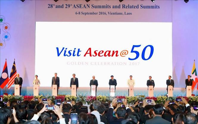 Trong ảnh: Các nhà lãnh đạo ASEAN nhấn nút khởi động Chiến dịch Du lịch ASEAN@50, tại Hội nghị Cấp cao ASEAN lần thứ 28-29, tổ chức tại Vientiane (Lào), ngày 6/9/2016. Ảnh: Thống Nhất – TTXVN