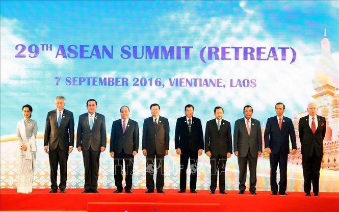 Trong ảnh: Thủ tướng Nguyễn Xuân Phúc (thứ tư, từ trái sang) và các Trưởng đoàn dự phiên họp hẹp Hội nghị Cấp cao ASEAN lần thứ 29, sáng 7/9/2016, tại Vientiane (Lào). Ảnh: Thống Nhất - TTXVN