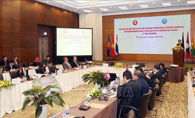 Việt Nam cũng là thành viên tích cực tham gia xây dựng Tầm nhìn Cộng đồng ASEAN 2025, với mục tiêu làm cho liên kết ASEAN sâu rộng hơn, hoạt động trên cơ sở pháp luật và lấy người dân làm trung tâm. Trong ảnh: Ngày 29/8/2018, tại Đà Nẵng, Bộ Nông nghiệp và Phát triển Nông thôn Việt Nam chủ trì tổ chức Hội nghị cấp Bộ trưởng các nước tiểu vùng sông Mê Công tham gia Hiệp định ASEAN về kiểm soát ô nhiễm khói mù xuyên biên giới (lần thứ 7). Ảnh: Trần Lê Lâm – TTXVN