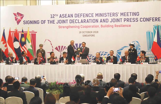Trong ảnh: Lễ ký và ra Tuyên bố chung của Hội nghị Bộ trưởng Quốc phòng ASEAN (ADMM) lần thứ 12 diễn ra ở Singapore, ngày 19/10/2018. Ảnh: Xuân Vịnh - TTXVN