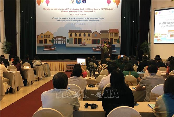 Hiện nay, Việt Nam cũng là thành viên tích cực tham gia xây dựng Tầm nhìn Cộng đồng ASEAN 2025, với mục tiêu làm cho liên kết ASEAN sâu rộng hơn, hoạt động trên cơ sở pháp luật và lấy người dân làm trung tâm. Trong ảnh: Ngày 20/11/2018, tại thành phố Hội An (Quảng Nam), Quỹ phòng chống tác hại thuốc lá của Bộ Y tế phối hợp với Liên minh phòng chống tác hại thuốc lá Đông Nam Á, Tổ chức Y tế thế giới khu vực Tây Thái Bình Dương tổ chức Hội nghị các nước khu vực ASEAN về xây dựng thành phố không thuốc lá lần thứ 6. Ảnh : Trần Văn Tĩnh - TTXVN